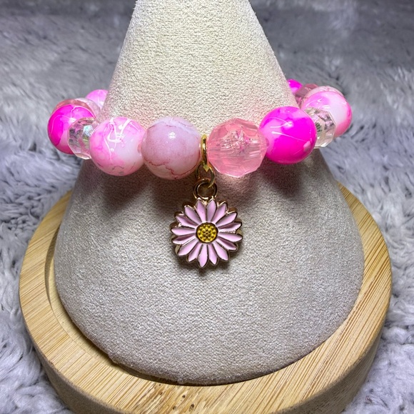 Minnie Mouse Bracelet and Pendant Necklace Set. - Picture 4 of 8